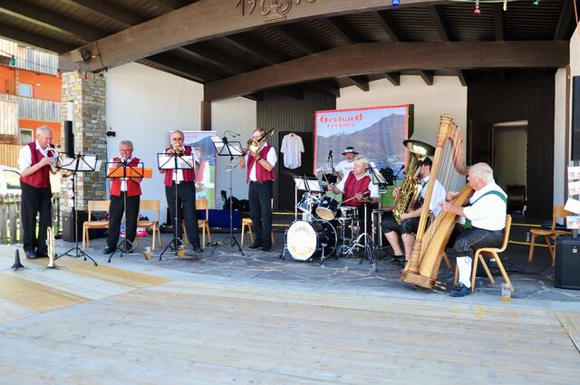 Beste Laune auch auf der Showbühne, wo am Sonntag die "Alpenklang"-Combo keine Musikwünsche unerfüllt ließ. | Foto: Hassl