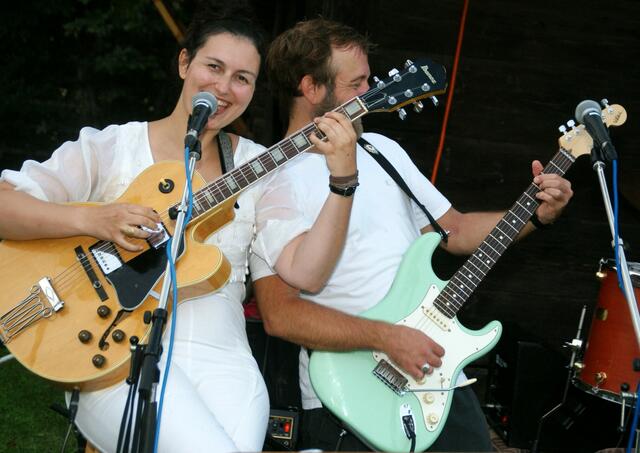 Anna und Milo von "Uhudler Libre" auf ihren Gitarren. | Foto: Anna Maria Kaufmann