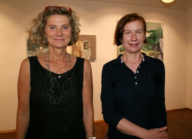 Die Künstlerinnen Katharina Moser(links) und Agnes Katschner eröffneten das Raabralfest mit ihrer Vernissage. | Foto: Anna Maria Kaufmann