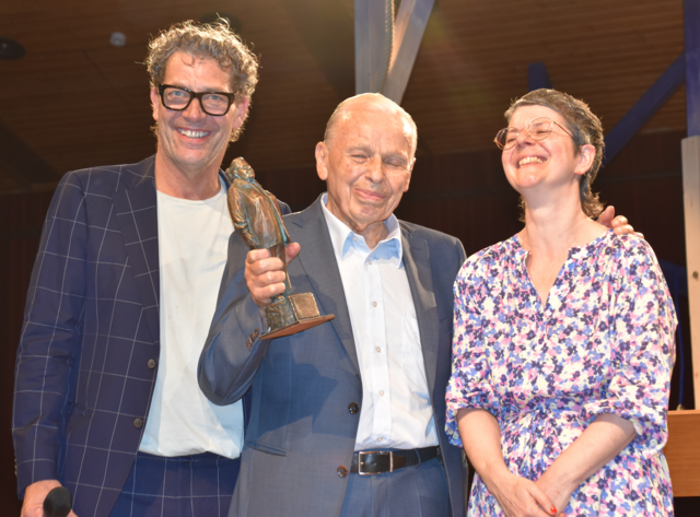 Arthur Thöni, Ehrenbürger der Marktgemeinde Telfs, nahm die erste RUTH sichtlich gerührt aus den Händen von Ruth Drexels Tochter Cilli und Gregor Bloéb entgegen.