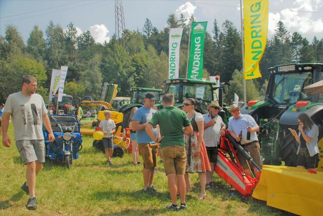 Auch eine Landwirtschaftsgeräte- und Maschinenausstellung gehörte zum Kirtagstreiben  | Foto: Franz Kaplan