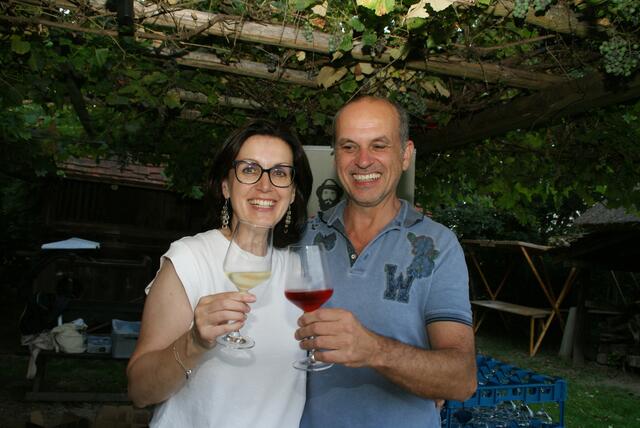 In der Weinlaube Martin und Petra Taucher. | Foto: Anna Maria Kaufmann