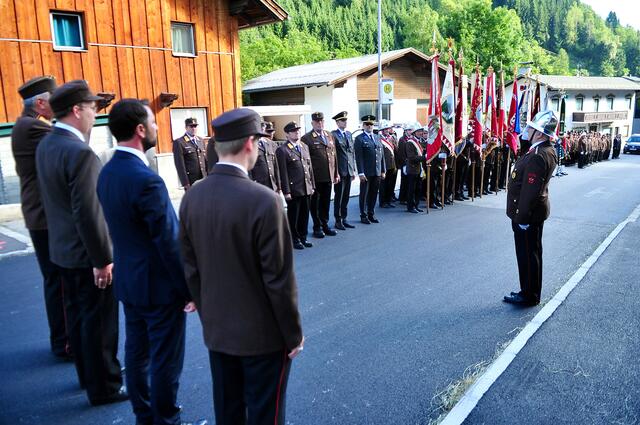 Die schneidige Meldung von Kdt. Herbert Gritsch und Abschreiten der Front bildeten den Auftakt. | Foto: Hassl