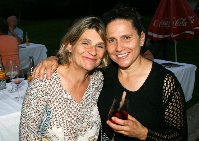 Ingrid Egger und Alexandra Rieger genossen den schönen Abend im Künsterdorf. | Foto: Anna Maria Kaufmann