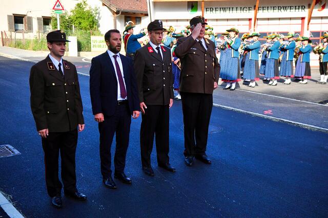 V.r.n.l.: LFI Alfons Gruber, Bürgermeister Benedikt Singer, LHStv. Georg Dornauer und Feuerwehrkurat Abt Leopold Baumberger | Foto: Hassl