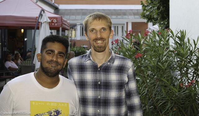 Lahiru und Patrick unterstützen beim Einlass. | Foto: cinemotion - Ivanek