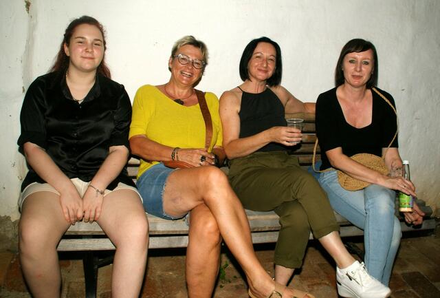 Lustige Mädelsrunde beim Raabtalfest. | Foto: Anna Maria Kaufmann