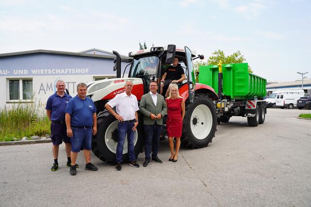 Markus Zeilinger, Thomas Füsselberger, Wilhelm Paumann, Bürgermeister Christian Haberhauer, Barbara Paumann, im Traktor Dammerer Florian, | Foto: Stadtgemeinde Amstetten