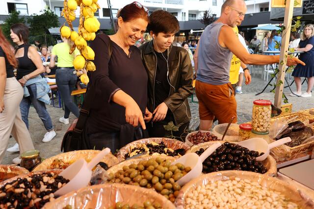 Typisch italienische Spezialitäten, Olivenöl, Käse, Eingelegtes, Salami und vieles mehr konnte man wieder an den Verkaufsständen erwerben. | Foto: MG Telfs/Hackl