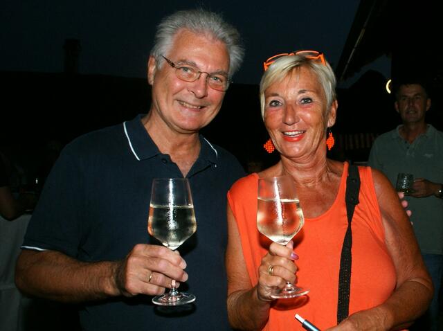 Andreas und Gattin Bettina amüsierten sich im Künstlerdorf. | Foto: Anna Maria Kaufmann