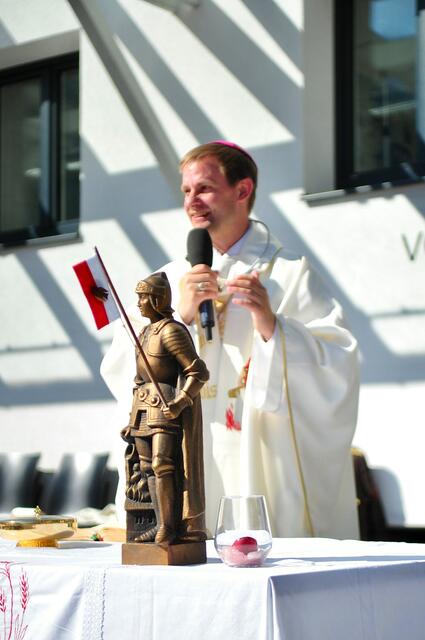 Feuerwehrkurat Abt Leopold hatte einen "speziellen Florian" mit dabei. | Foto: Hassl