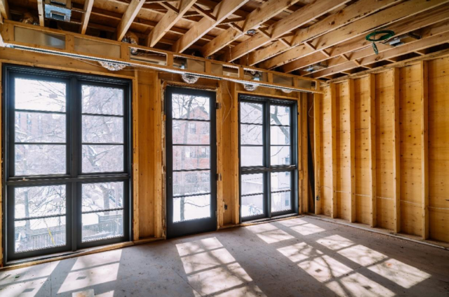 Das Bauen mit Holz hat sich bewährt und ist auch heute wieder beliebt. | Foto: iStock.com/Steven S. Miric