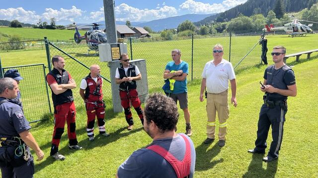 Lagebesprechung beim Flugzeug-Sucheinsatz am Montag, 21. August 2023. | Foto: Presse/Öffentlichkeitsarbeit Feuerwehrbezirk Lungau – Thomas Keidel