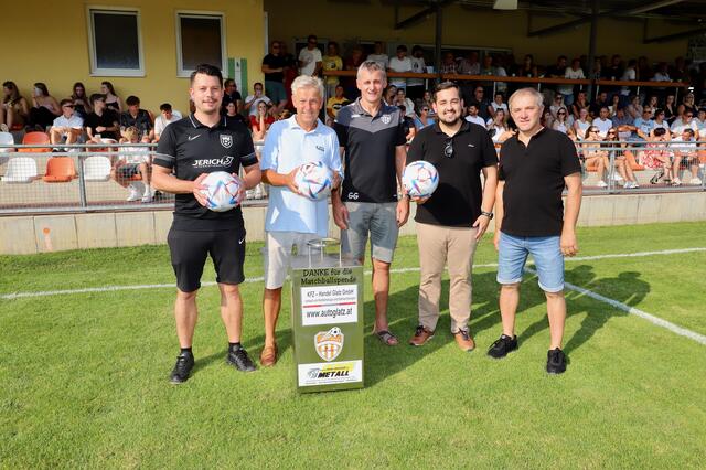 NR Reinhold Lopatka, Bgm. Herbert Rodler und GR Andreas Schneider übergaben die Matchbälle auf der Sportanlage in Greinbach. | Foto: Alfred Mayer