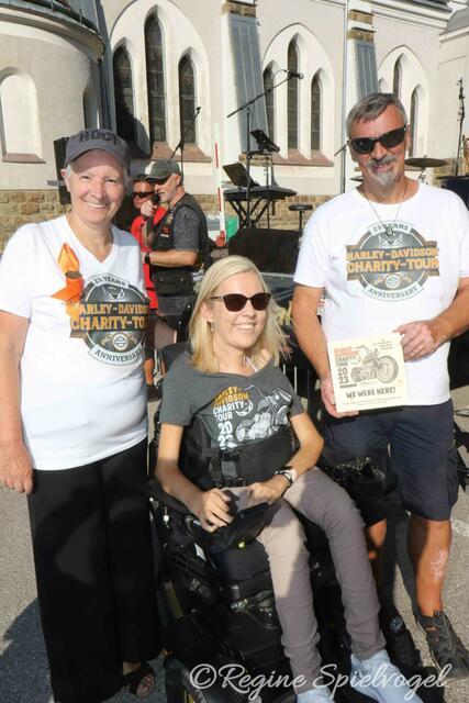 Vizebürgermeisterin Jutta Polzer und Obmann der Duckhüttler Gilde Richard Breier freuten sich über den Besuch von Tina Holms und ihren Harley-Freunden. 
