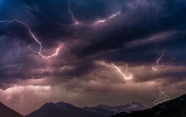 Immer wieder treffen Unwetter, Hochwasser, Muren, Lawinen oder Waldbrände auf eine oft nicht vorbereitete Bevölkerung. Daher wollten wir wissen, ob ihr Informationen rechtzeitig bekommt. | Foto: Ronald Seidlböck / Symbolbild
