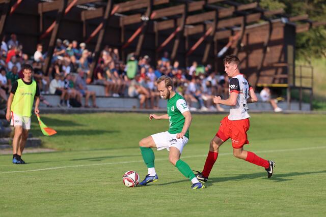 Gute Stimmung zum Saisonauftakt: Hellmonsödt schnappe sich die ersten drei Punkte dieser Saison im Derby gegen Eidenberg. Julian Pichler (l.) vor der vollen Tribüne in Hellmonsödt. | Foto: Reischl