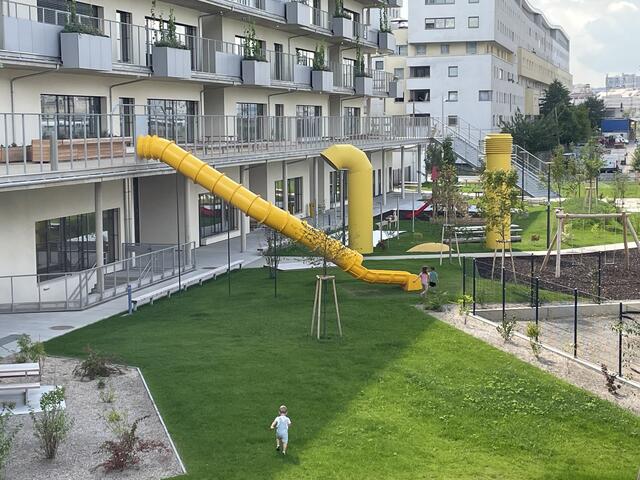 Von der Terrasse im ersten Stock kommt man per Rutsche in den Garten. | Foto: Barbara Schuster/RMW