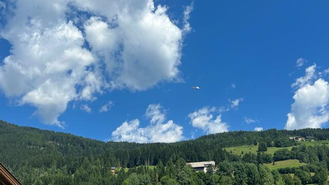 Hubschrauber des Bundesministeriums für Inneres (B.M.I) sowie der Rettungshelikopter "Martin1" waren am Sucheinsatz in Weißpriach am 21. August 2023 beteiligt. | Foto: Presse/Öffentlichkeitsarbeit Feuerwehrbezirk Lungau – Thomas Keidel