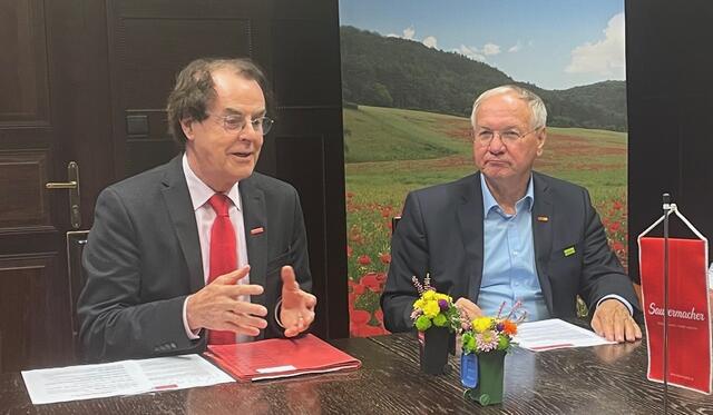 Saubermacher-Gründer Hans Roth (l.) ist gern gesehener Gast in Feldbach – hier mit Bürgermeister Josef Ober. | Foto: RegionalMedien