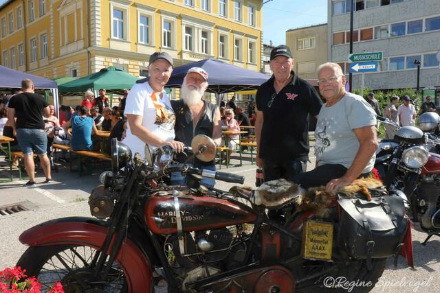 Vizebürgermeisterin Jutta Polzer mit Rudolf Glazmaier, Günther Kaiblinger und Rudolf Glazmaier Jr.. Diese Harley-Davidson von 1926 war an diesem Nachmittag das technische Highlight, über die der Besitzer Rudolf Glazmaier Jr.  viele Fragen beantwortete.