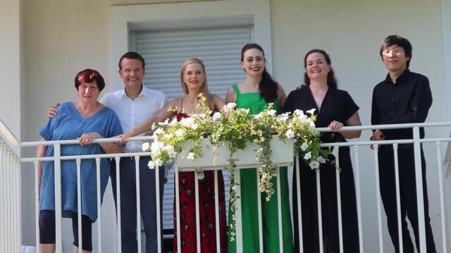 Sorgten für das Gartenkonzert in Anif: Elfi Schweiger, Andreas Sauerzapf, Katrin Fuchs, Prisca Buchholtz, Saskia Roczek und Thiano Kondo.  | Foto: Resch/Sauerzapf
