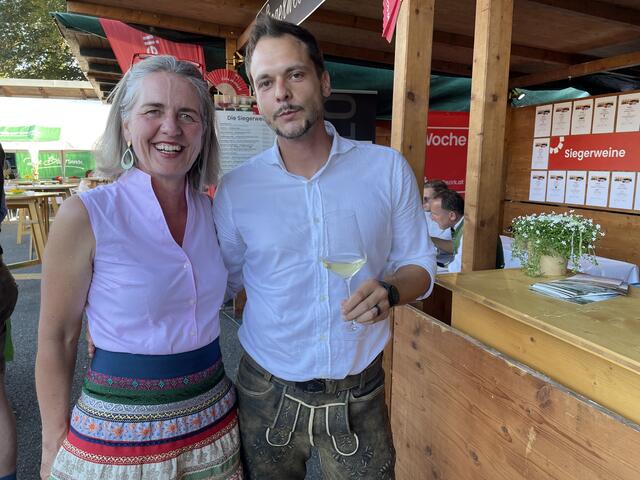 Woche WeinChallenge Organisator mit Redakteurin Waltraud Fischer  | Foto: Fischer