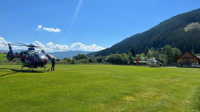 Hubschrauber des Bundesministeriums für Inneres (B.M.I) sowie der Rettungshelikopter "Martin1" waren am Sucheinsatz in Weißpriach am 21. August 2023 beteiligt. | Foto: Presse/Öffentlichkeitsarbeit Feuerwehrbezirk Lungau – Thomas Keidel