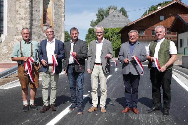 V. l. n. r.: Straßenmeister Johann Strasser, Bürgermeister Erich Rippl, Landtagsabgeordneter David Schiessl, Abteilungsleiter Straßenneubau und -erhaltung Christian Dick, Dechant Marek Michalowski und Diakon Martin Muigg. | Foto: Land OÖ/Ernst Grilnberger