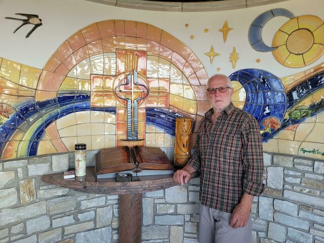 Ein selbst geschmiedetes Kreuz stiftet Günther Hartl für die Waldkapelle zum 20-Jahr-Jubiläum. 