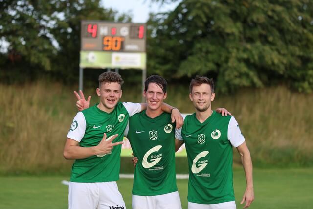 Drei strahlende Torschützen: Vier Tore brachten den Derbysieg. | Foto: Reischl