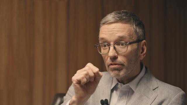 Dem FPÖ-Chef Herbert Kickl gefällt der Begriff "Gastarbeiter" – "weil wenn der Bedarf nicht mehr gegeben ist, können die Leute nach Hause gehen". | Foto: ORF/BFILM