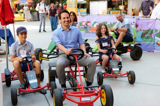Auf der Gokartbahn hatten die kleinen Nachwuchspolitiker mit Vizebürgermeister Chrostoph Wiederkehr (Neos) eine Menge Spaß. | Foto: Maximilian Spitzauer/RMW