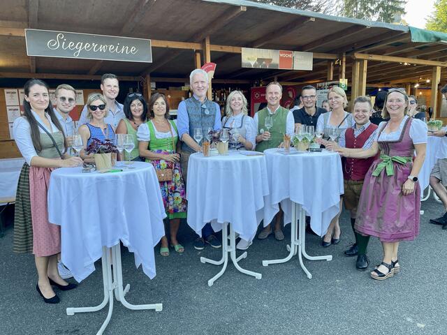 Das Team der Steiermärkischen Sparkasse zu Besuch am Woche WeinChallenge Stand  | Foto: Fischer