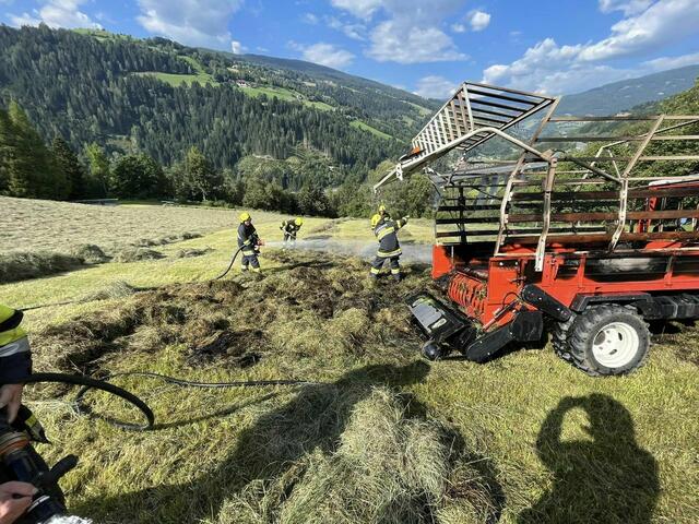 Während der Fahrt zur Scheune fing die gesamte Heuladung an zu brennen.  | Foto: FF Gmünd