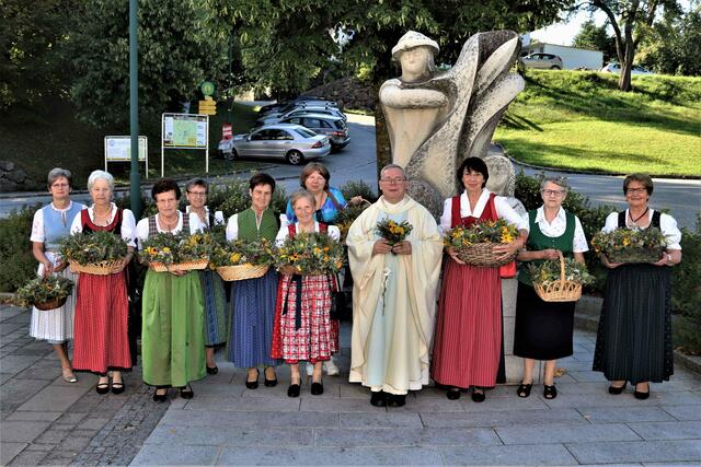 Mitte Kaplan Andreas mit Frauen von der katholischen Frauenbewegung. | Foto: Franz Putz