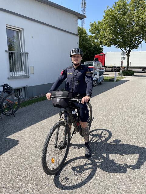 Fahrradpolizei und auch mit Hunde wird patroliert. | Foto: Martina Schweller