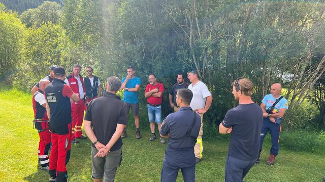 Lagebesprechung: Die Einsatzkräfte stellten die Suchaktion nach einem verschollenen Flugzeug in Weißpriach am Montag um 17 Uhr ein. Eine Augenzeugin hatte laut der Feuerwehr von einem in Schwierigkeiten geratenen Segelflieger der im Bereich Sonndörfl  abgestürzt sein soll, berichtet. Die Suche blieb ergebnislos. | Foto: Presse/Öffentlichkeitsarbeit Feuerwehrbezirk Lungau – Thomas Keidel
