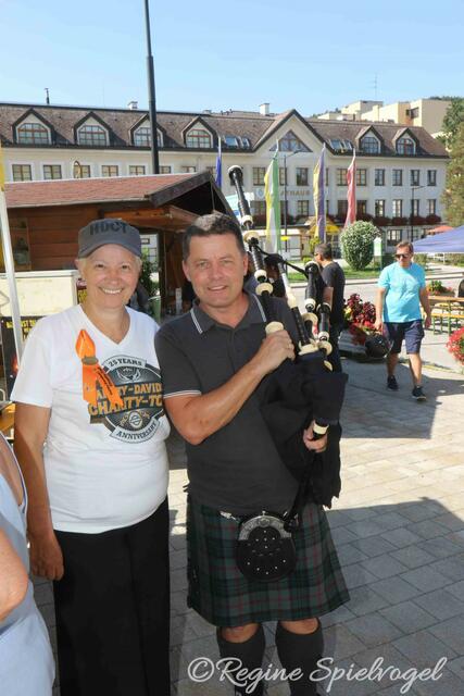 Vizebürgermeisterin Jutta Polzer mit Michael Hendrich von der "austrian piping society pipe band" der die Biker mit seinem Dudelsack lautstark willkommen hieß.