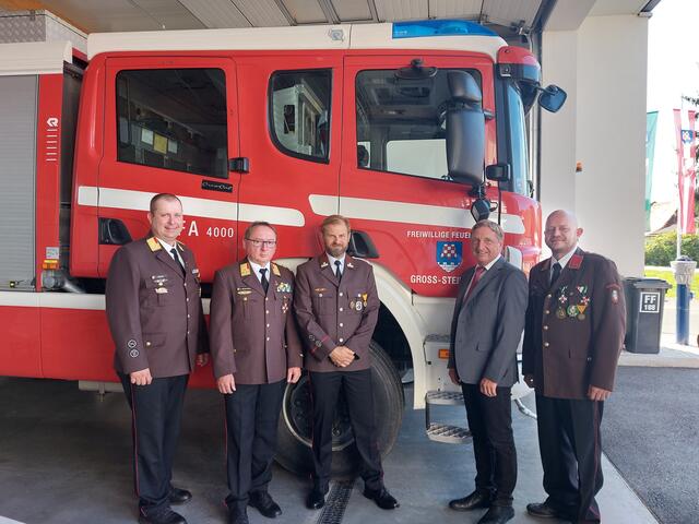 Freude beim ABI Günther Groß, OBR Gerald Derkitsch, dem neuen HBI Christian Neuherz, Bürgermeister Manfred Voit und OBI Dieter Groß (v.l.). | Foto: FF Großsteinbach