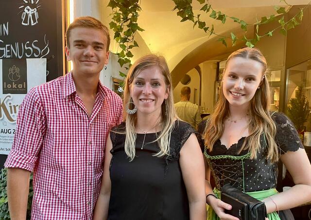 Yasmin Fritz-Jesse (Mitte) sorgte mit ihrem Team beim „lokal – Das Beste aus der Region“ am Völkermarkter Hauptplatz für Kirchtagsstimmung. | Foto: RegionalMedien