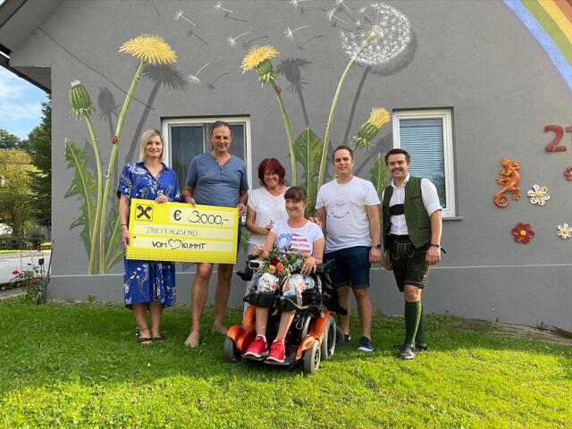 Die Mitglieder des Musikvereins übergaben an den Verein "punktgenau" mit Christine und Lena Petritsch einen wertvollen Scheck in der Höhe von 3000 Euro.