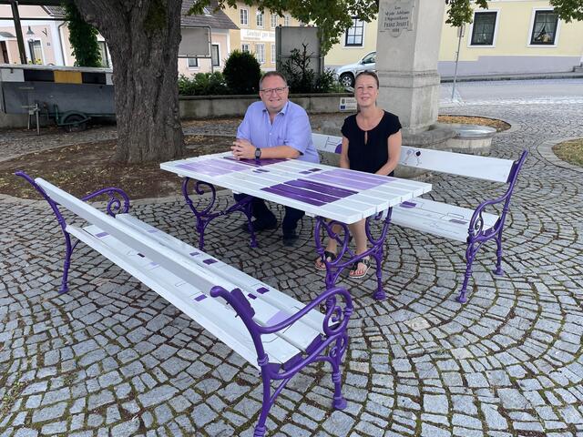 In Maissau erstrahlen die Bänke in violett. | Foto: Stadtgemeinde Maissau