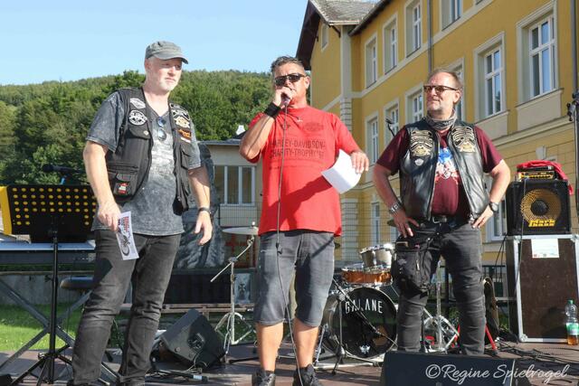 Alex List, Didi- Dieter Baier und Ferdinand Fischer auf der Pressbaumer Bühne der Duckhüttler Gilde.
Harley-Davidson-Charity-Tour 2023