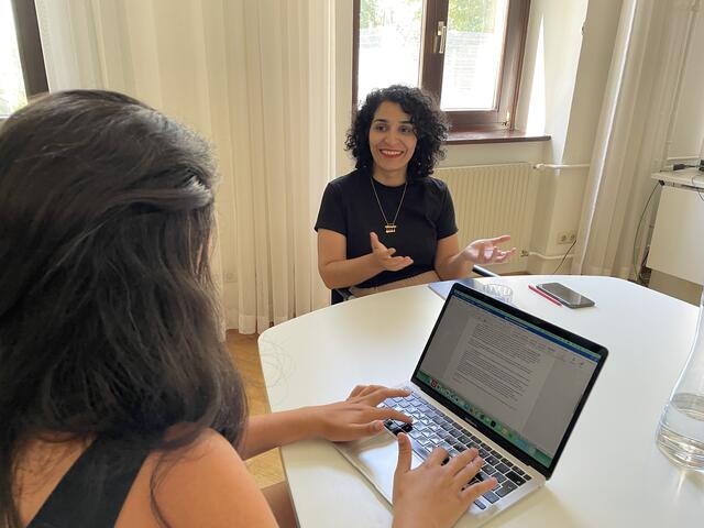 Bezirkschefin Saya Ahmad (SPÖ) im Gespräch mit der BezirksZeitung.  | Foto: BV9