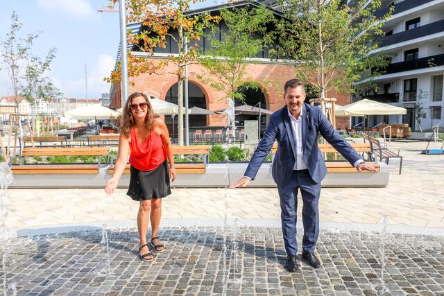 Über Wasserspiel, XXL-Bäume und den neuen Bildungscampus freuen sich auch Stadträtin Ulli Sima und Bezirkschef Marcus Franz. | Foto: Barbara Schuster/RMW
