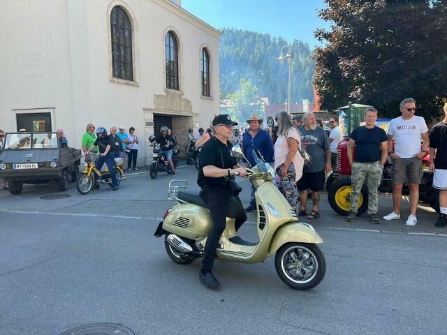 Dzzz dzzz....  Der Chef des Puch-Museums Heinz Mitteregger auf einer Vespa. Aber der Hut stimmt wenigstens.
