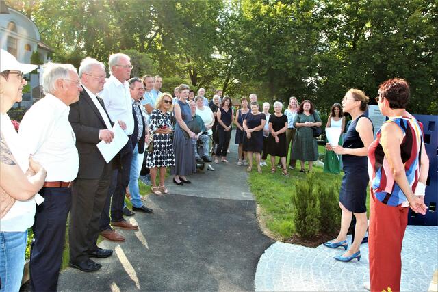Roswitha Dauermann (2.v.r.) erklärte das Projekt am Mühldorfer Friedhof vor. | Foto: Johann Schleich