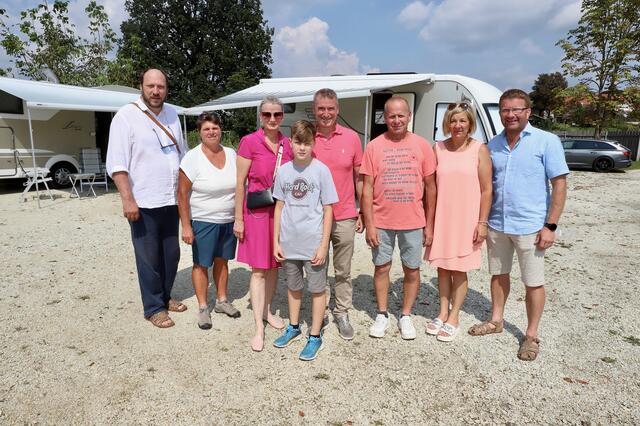 Die Stellplatz-Betreiber Andrea und Franz Buchegger im Kreis der Gratulanten, an der Spitze Bürgermeister Thomas Teubl und Viezbürgermeister Martin König. | Foto: Alfred Mayer