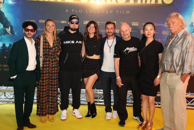 Rauand Taleb, Melanie Böhm, Flo Lackner, Julia Rosa Peer, Tim Seyfi, Roland Düringer,  Yvonne Yung Hee Bormann und "Kottan" Franz Buchrieser | Foto: Dietmar Wajand